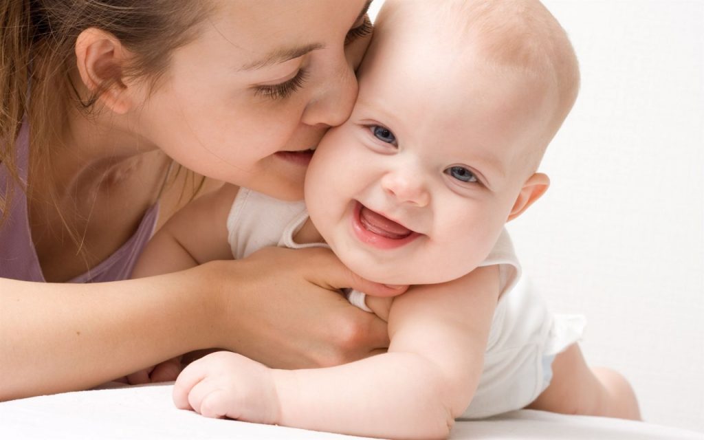 Phản ứng cười của trẻ sơ sinh khi được mẹ yêu thương