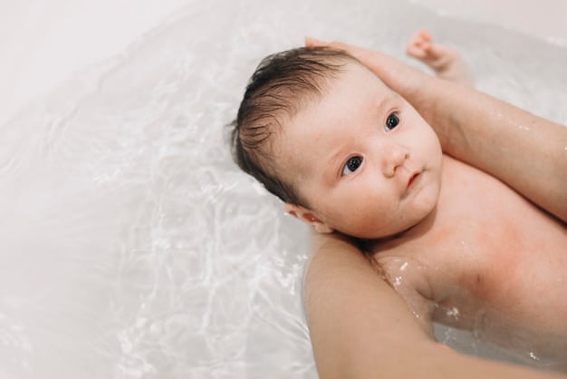 Tắm đúng cách sẽ chữa trị khô da ở trẻ sơ sinh