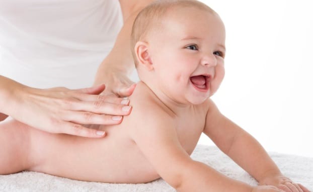 Cùng dưỡng ẩm để khắc phục khô da ở trẻ sơ sinh